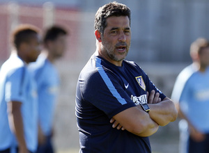 Temporada 14-15. Óscar Mena observa el entrenamiento del Atlético de Madrid B. 