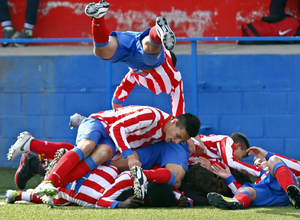 Temporada 12/13. Partido. Celebración. Cadete A Atlético de Madrid, Real Madrid. Celebración piña de gol tras empatar en la Ciudad Deportiva de Majadahonda