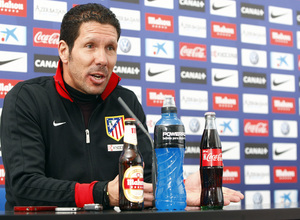 Temporada 12/13. Rueda de prensa. Simeone hablando durante la rueda de prensa en la Ciudad Deportiva de Majadahonda plano general