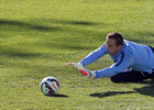 temporada 14/15 . Entrenamiento en la Ciudad deportiva de Majadahonda. Oblak parando un balón durante el entrenamiento