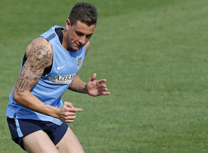 temporada 14/15 . Entrenamiento en la Ciudad deportiva de Majadahonda. Giménez realizando ejercicios físicos