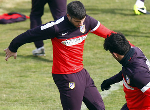 Temporada 12/13. Entrenamiento, Insúa y Costa disputándose un balón  durante el entrenamiento en la Ciudad Deportiva de Majadahonda