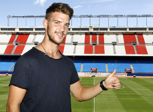 Konstantinos Rougalas, nuevo jugador del Atlético de Madrid B, posa con el Vicente Calderón de fondo
