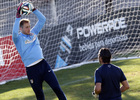 temporada 14/15 . Entrenamiento en la Ciudad deportiva de Majadahonda. Oblak parando un balón durante el entrenamiento