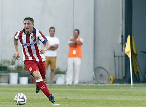 Pretemporada 2014-15. Cádiz - Atlético de Madrid. Trofeo Ramón de Carranza. Cristian Rodríguez conduciendo el balón
