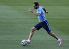 temporada 14/15 . Entrenamiento en el estadio Vicente Calderón. Juanfran con el balón