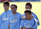 temporada 14/15 . Entrenamiento en la Ciudad deportiva de Majadahonda. Godín y Mandzukic bromeando con Cristian Rodríguez