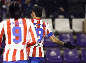 Liga 2012-13. Diego Costa y Falcao celebran un gol del primero en Valladolid