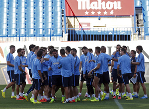 temporada 14/15 . Entrenamiento en el estadio Vicente Calderón. Jugadores felicitando a Raúl García 