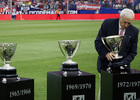 Temporada 14-15. Jornada 2 de Liga. Atlético de Madrid-Eibar. Los diez trofeos de liga se pusieron sobre el campo. 