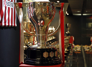 temporada 14/15 . Museo. Copa de la Liga 13/14 expuesta en el Museo del Atlético de Madrid