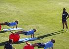 Temporada 14/15. Entrenamiento matutino en Majadahonda. El equipo realiza ejercicios físicos con balón de goma.