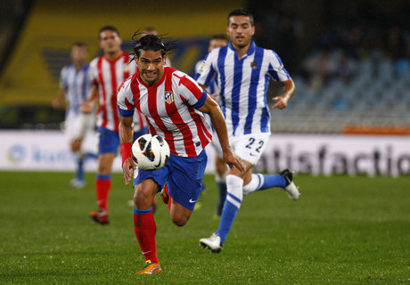 Temporada2012-2013. Falcao se escapa de un defensa de la Real Sociedad en Anoeta. 21-10-2012.
