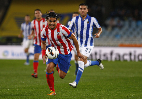 Temporada2012-2013. Falcao se escapa de un defensa de la Real Sociedad en Anoeta. 21-10-2012. 
