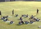Simeone presencia los ejercicios físicos de sus jugadores en el inicio del entrenamiento del lunes 8 de septiembre