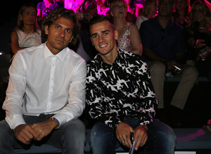 Temporada 14-15. Alessio Cerci y Antoine Griezmann posan ante la cámara en la Pasarela Fashion Week Madrid