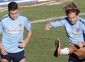 Temporada 14/15 . Entrenamiento en la Ciudad Deportiva de Majadahonda. Cerci realiza estiramientos junto a José María Giménez
