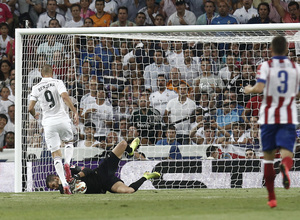 Temporada 14-15. Jornada 3. Real Madrid-Atlético de Madrid. Moyá para un balón raso de Benzemá.