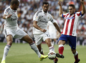 Temporada 14-15. Jornada 3. Real Madrid-Atlético de Madrid. Koke controla ante Arbeloa y Pepe.