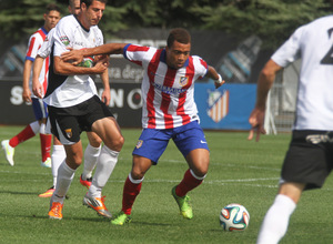 Pier controla el esférico en el centro del campo y se marcha de la marca de un jugador del Tudelano