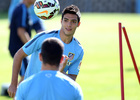 Entrenamiento matutino en la Ciudad Deportiva de Majadahonda. Raúl Jiménez golpea de cabeza.