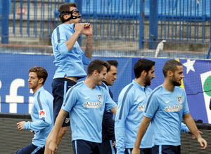 Mandzukic salta con su máscara protectora