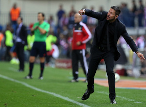 Temporada 14-15. Jornada 6. Atlético de Madrid-Sevilla. Simeone dando instrucciones en la banda.