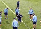 Temporada 14/15. Entrenamiento 28/09. Los jugadores en rondo estiran. Foto: Ángel Gutiérrez