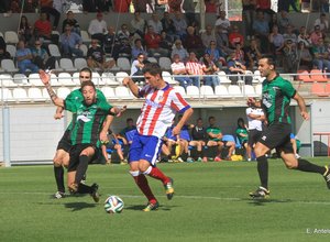 Carlos Ramos remata en una jugada que salvaría finalmente el portero del Sestao