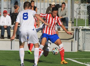 Xu Xin disputa un balón con los jugadores del Rayo Majadahonda