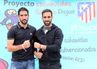 Proyecto Salvavidas. Raúl García y Jesús Gámez posan con la pulsera solidaria. Foto: Ángel Gutiérrez