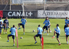 Temporada 14/15. Entrenamiento 18/10. Los jugadores estirando. Foto: Ángel Gutiérrez