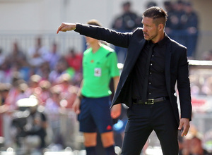Temporada 14-15. Jornada 8. Atlético de Madrid-Espanyol. Simeone da órdenes a los suyos desde el banquillo.