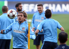temporada 14/15. Entrenamiento en el estadio Vicente Calderón. Cerci controlando un balón durante el entrenamiento