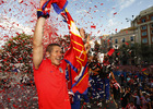 Simeone celebra la Europa League de la temporada 2011/12 en la plaza de Neptuno