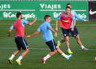 temporada 14/15. Entrenamiento en la ciudad deportiva de Majadahonda. Griezmann pasando un balón