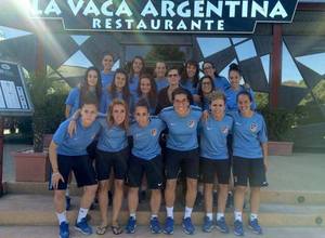 Temp. 2014-2015. Las jugadoras del Féminas comiendo en la Vaca Argentina