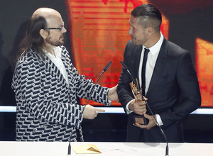 Simeone recibe el premio al mejor de la Liga 2013-14 de manos de Santiago Segura
