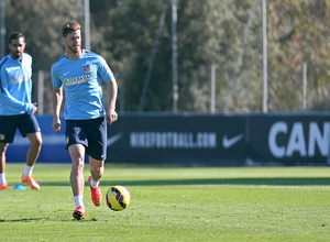 temporada 14/15. Entrenamiento en la ciudad deportiva de Majadahonda. Ansaldi tocando balón durante el entrenamiento