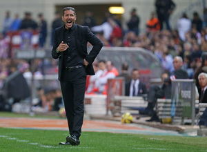 Temporada 14-15. Jornada 10. Atlético de Madrid-Córdoba. Diego Pablo Simeone indica a sus jugadores desde el banquillo.