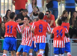 Los jugadores rojiblancos celebran uno de los goles conseguidos ante el Real Madrid en el derbi juvenil