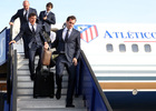 Godín, Cristian Rodríguez, Antonio Alonso y Tiago bajan las escaleras del avión a la llegada a Malmö