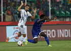 Borja Fernández evita el contacto con un jugador rival en el partido Chennaiyin FC contra el Atletico de Kolkata