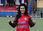 Temporada 2012/13.  Marieta posa con una de las camiseta de ánimo que creó el equipo para solidarizarse con ella después de su lesión