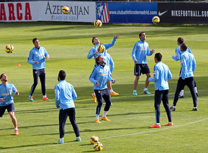 temporada 14/15. Entrenamiento en la ciudad deportiva de Majadahonda. Jugadores realizando ejercicios con el balón durante el entrenamiento