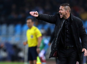 Temporada 14-15. Real Sociedad - Atlético de Madrid. Diego Pablo Simeone da órdenes a sus jugadores.