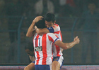 El abrazo entre Jofre y Luis García en el partido del Atlético de Kolkata contra el NorthEast United.