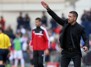 temporada 14/15. Partido Atlético de Madrid Málaga. Estadio Vicente Calderón. Simeone dando órdenes