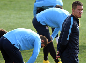 temporada 14/15. Entrenamiento en la ciudad deportiva de Majadahonda. Simeone observando el entrenamiento