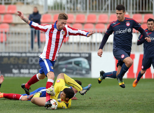 El portero de Olympiacos detiene la internada de Rober en el partido de la Youth League